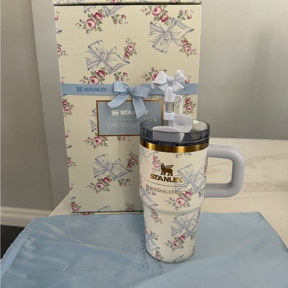 The Stanley X
LoveShackFancy
Holiday Quencher
20 OZ - Rosa
Beaux Blue - Picture 5 of 6